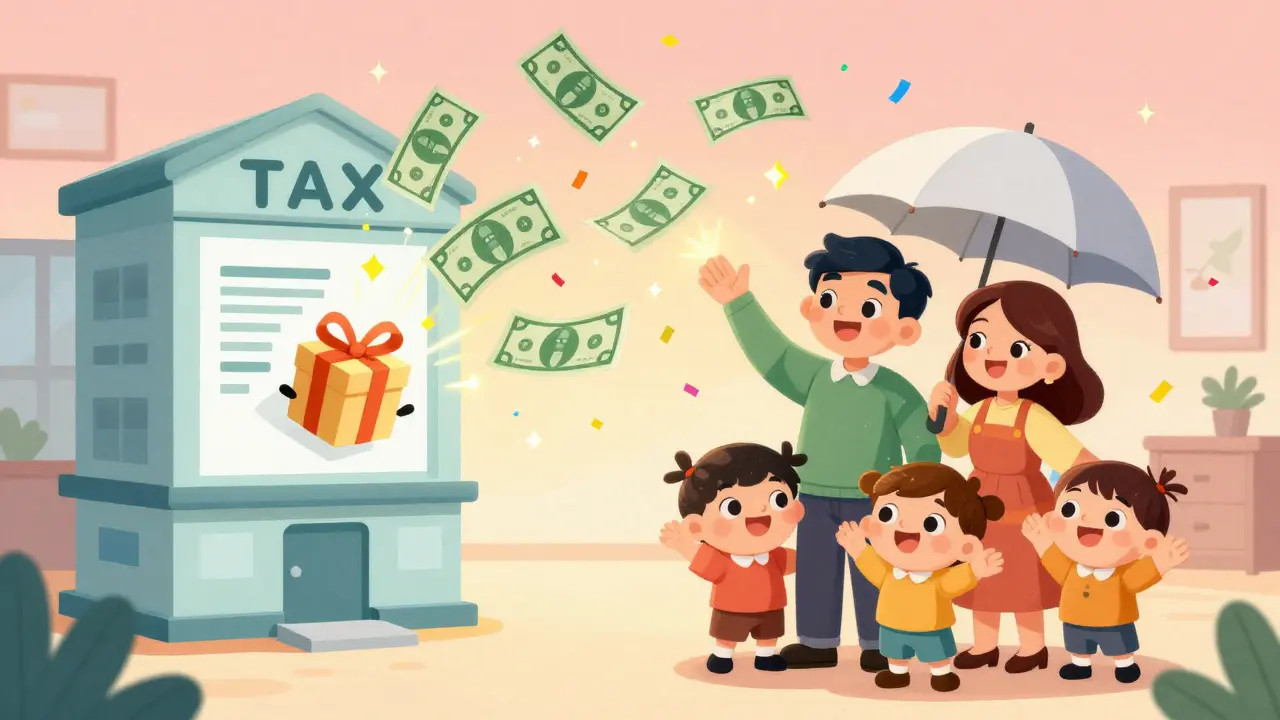 Довольная семья празднует возвращение денег по налогу